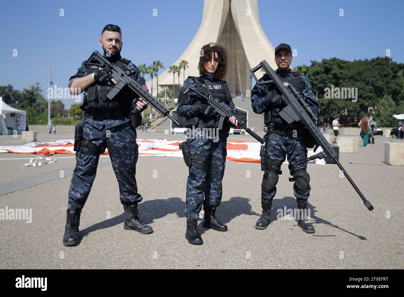 De jeunes algériennes habillées en personnages de bandes dessinées à la 15e édition du Festival international algérien de la bande dessinée (FIBDA) à Alger, Algérie, le 5 octobre 2023 (photo de Billel Bensalem/APP/NurPhoto)0 Banque D'Images