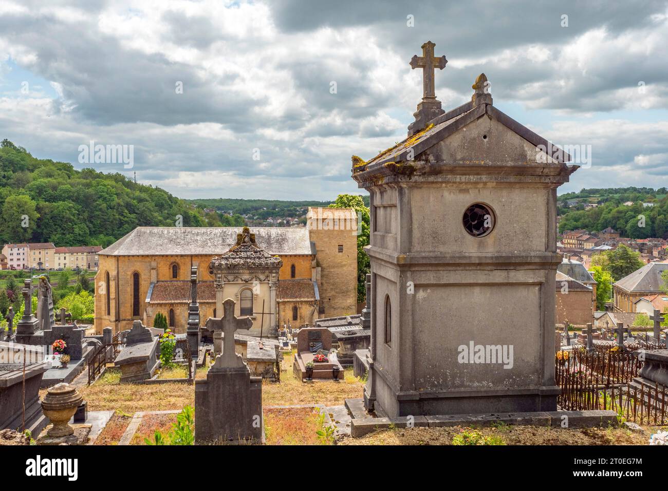 Cimetière et église Sainte-Agathe, Longuyon, département de Meurthe-et-Moselle dans la région Grand est, France Banque D'Images