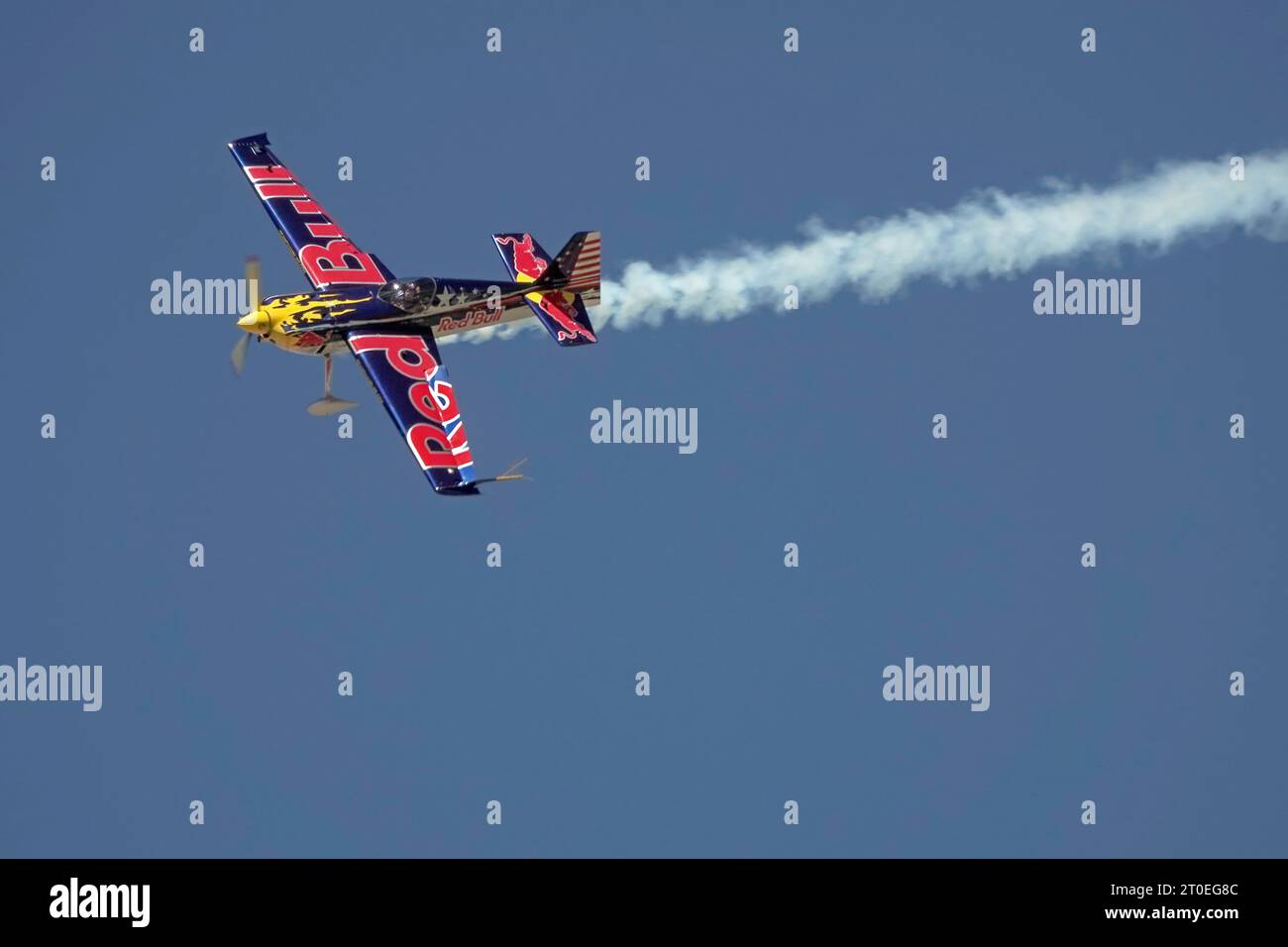 Lancaster, Californie, États-Unis - 25 mars 2017 : un avion cascadeur à hélices Zivko Edge 540, sponsorisé par Red Bull, est présenté en performance. Banque D'Images