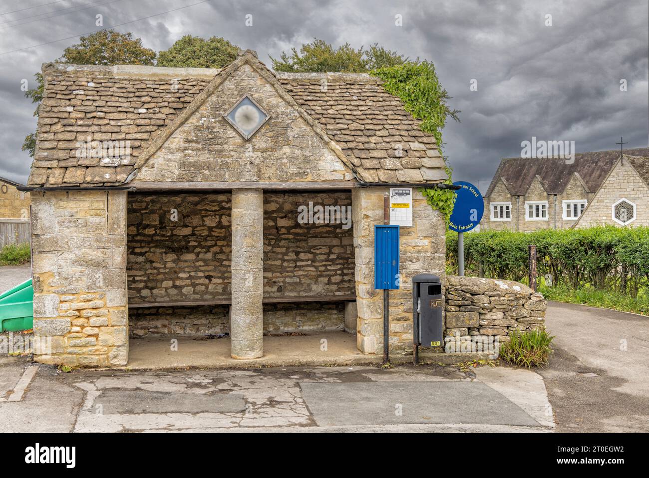 Ancien abri de bus historique à Nympsfield, Cotswolds, Gloucestershire, Royaume-Uni. Banque D'Images