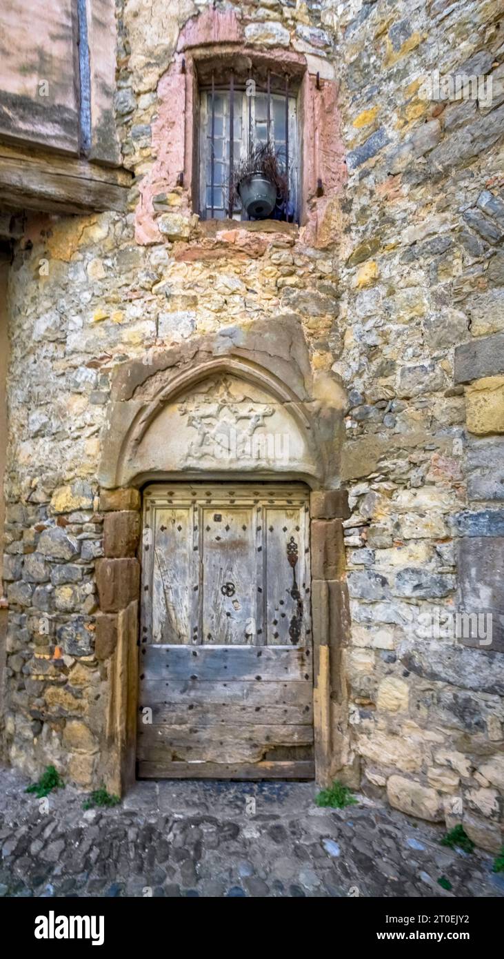 Entrée de maison de la Maison Lautier à Lagrasse. La maison a été construite au XVI siècle et est Monument Historique français. Plus beaux villages de France. Banque D'Images