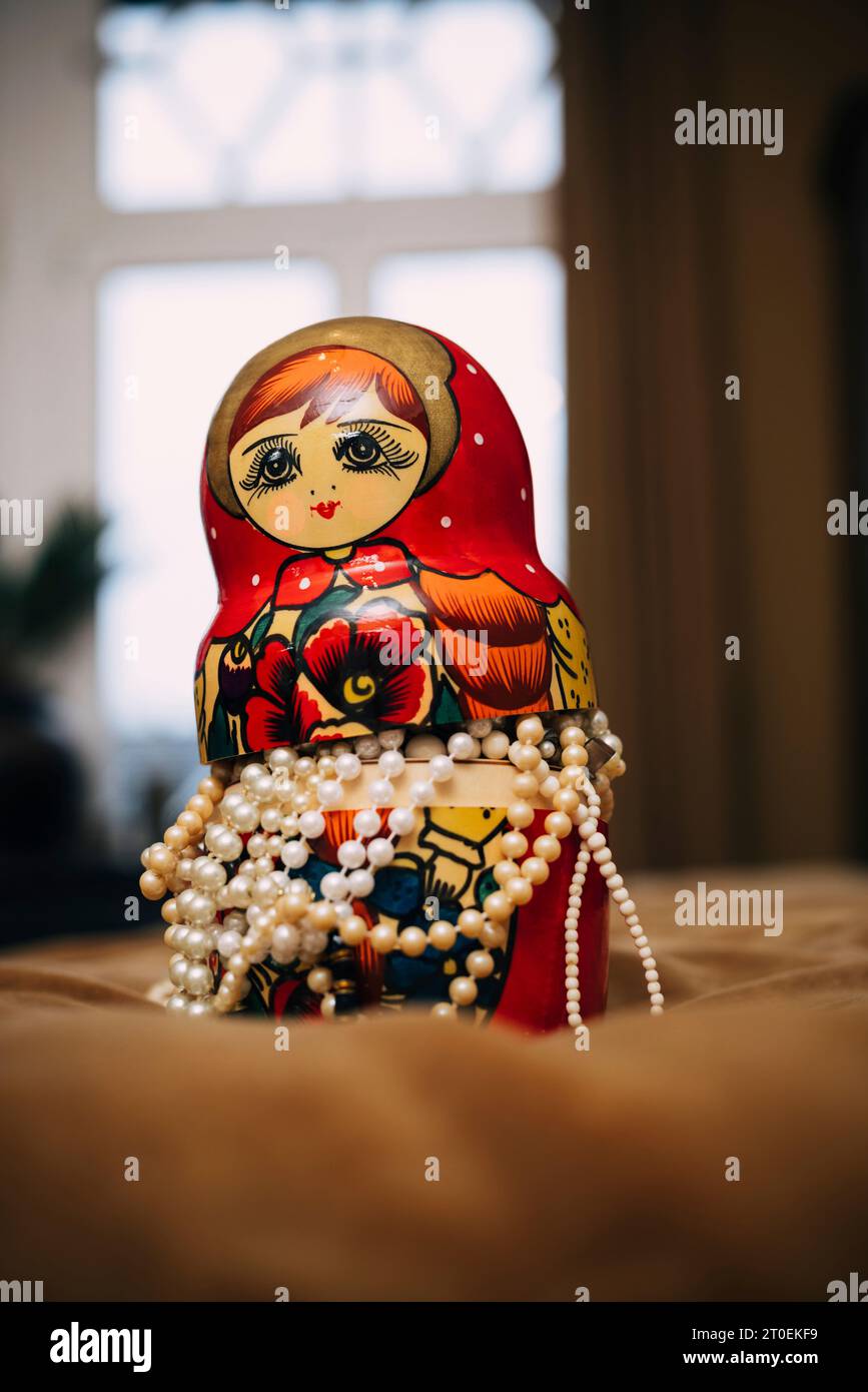 Figurine Matryoshka remplie de colliers de perles Banque D'Images