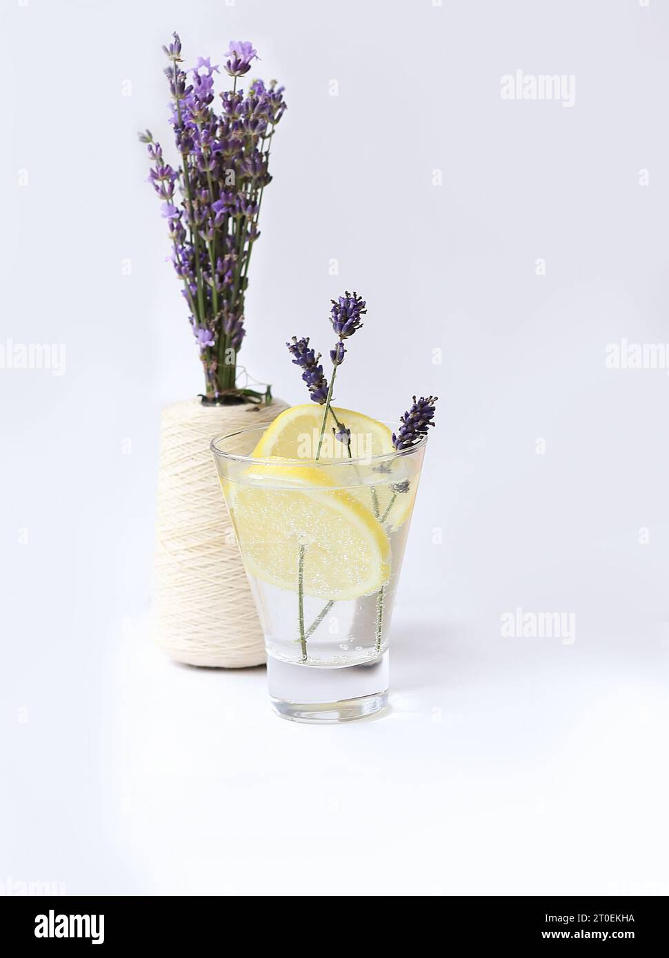 Maison Lemon Lavande Lemonade Glass Lavande bouquet fond blanc rafraîchissant Toning apaisant Detox Banque D'Images