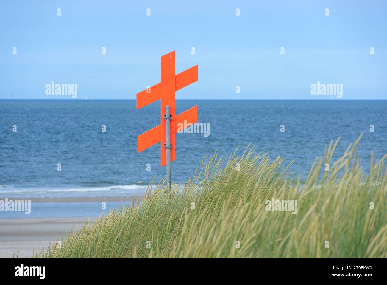 Allemagne, Basse-Saxe, Juist, panneau rouge aux traversées de plage. Banque D'Images