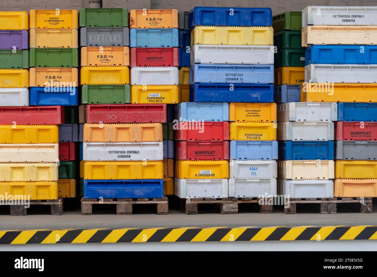 Boîtes colorées pour poissons, boîtes à poissons, port de Sassnitz, Mecklembourg-Poméranie occidentale, Allemagne Banque D'Images