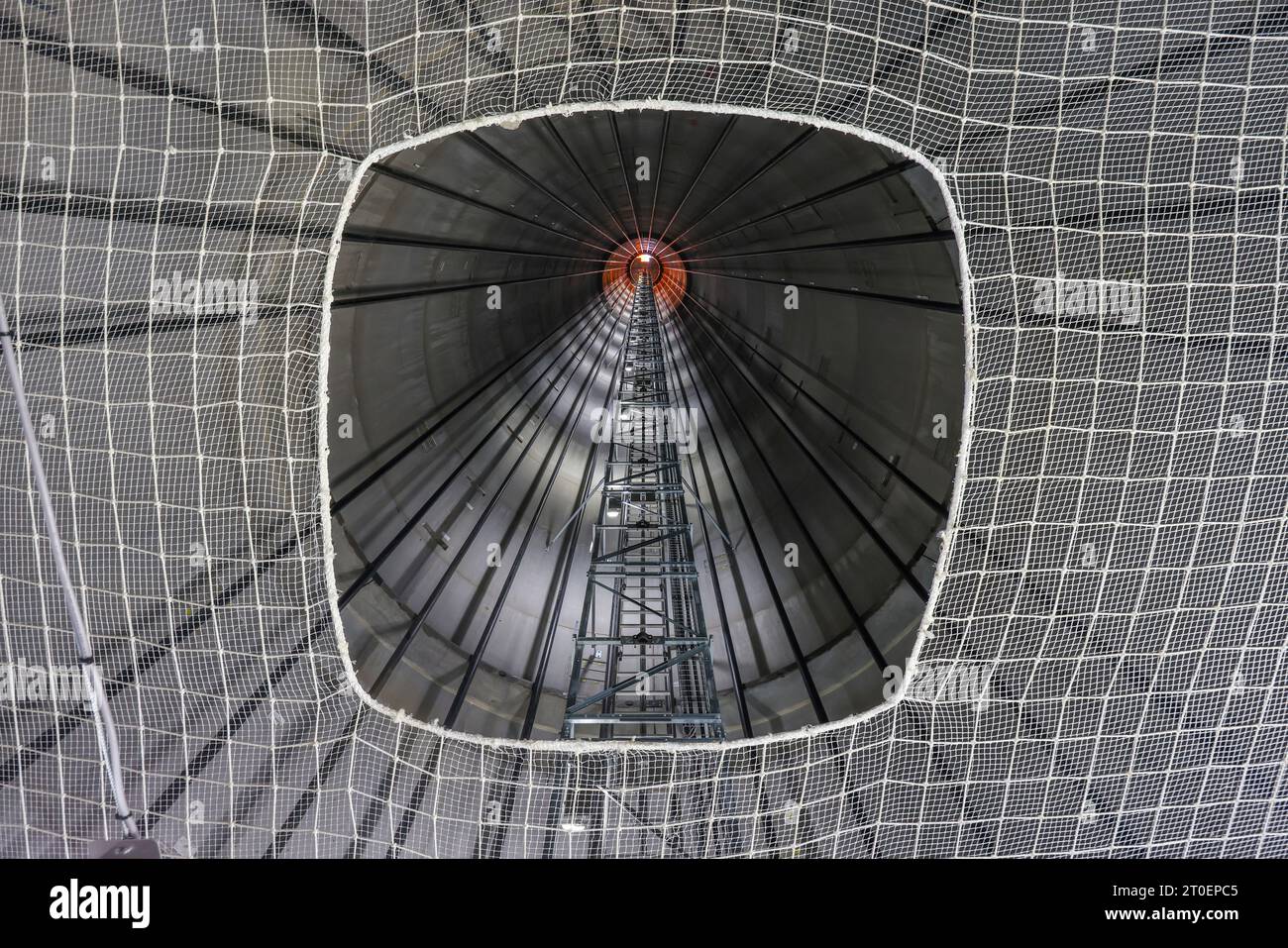 Dorsten, Rhénanie du Nord-Westphalie, Allemagne - Construction d'une éolienne, la première éolienne du parc éolien de grosse Heide. Regardez vers le haut à travers un filet de sécurité dans l'intérieur de la tour. Banque D'Images