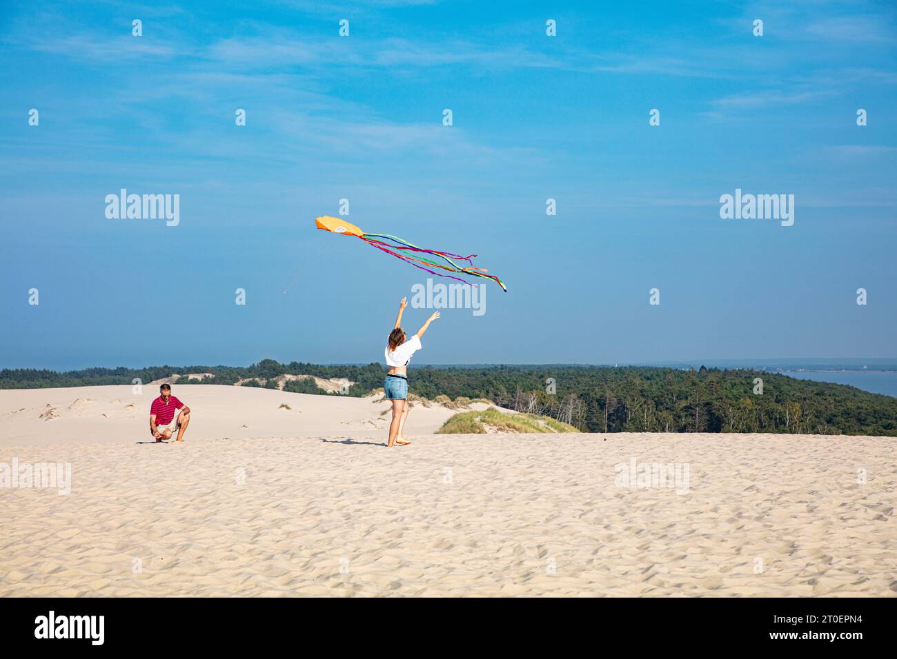 Leba, grande dune de sable, sable blanc, lisière de forêt, mer baltique, couple cerfs-volants Banque D'Images