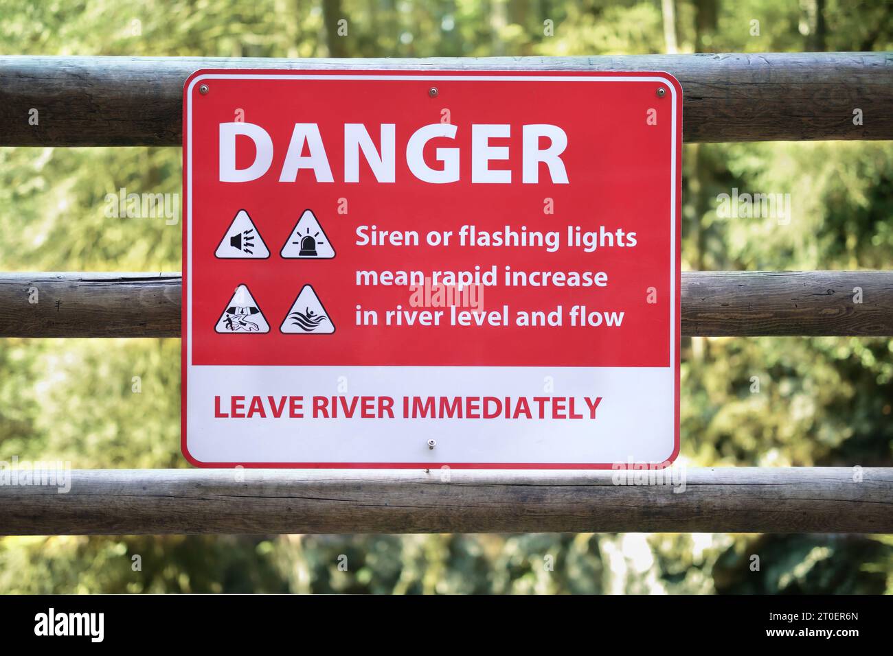 Signe de danger au sujet de la montée rapide de l'eau sur le sentier de randonnée en dessous d'un barrage. Signalisation avec consignes de sécurité en cas de sirènes auditives à la rivière. Cleveland da Banque D'Images