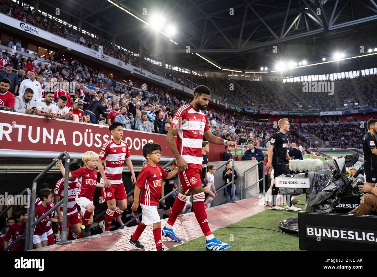 06.10.2023, MERKUR SPIEL-ARENA, DÜSSELDORF, GER, 2. FBL, Fortuna Düsseldorf/Duesseldorf vs VfL Osnabrück/Osnabrueck im Bild : Einlaufen vor dem Spiel von Fortuna Düsseldorf Emmanuel Iyoha (Fortuna Düsseldorf/Duesseldorf, #19) Foto © nordphoto GmbH/Christian Schulze DFL la réglementation DFL interdit toute utilisation de photographies comme séquences d'images et/ou quasi-vidéos Banque D'Images