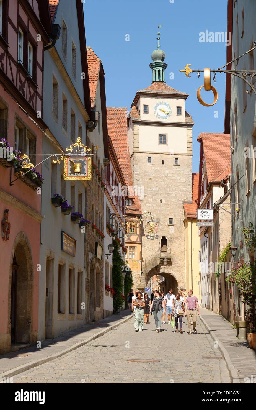 Georgengasse et tour blanche dans la vieille ville historique, Rothenburg ob der Tauber, moyenne Franconie, route romantique, vallée de Tauber, Bavière, Allemagne Banque D'Images