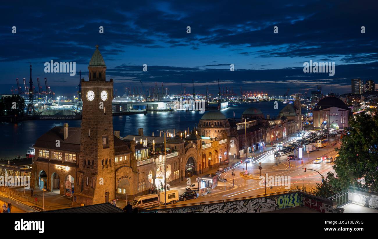 Tour de niveau d'eau, étapes d'atterrissage sur l'Elbe, port de Hambourg, Hambourg, Allemagne Banque D'Images