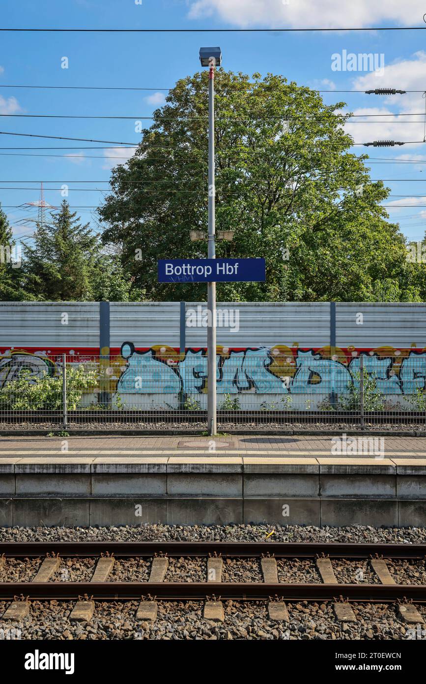 Bottrop, Rhénanie du Nord-Westphalie, Allemagne - Gare centrale de Bottrop, panneau Bottrop Hbf, voies ferrées et plate-forme déserte Banque D'Images