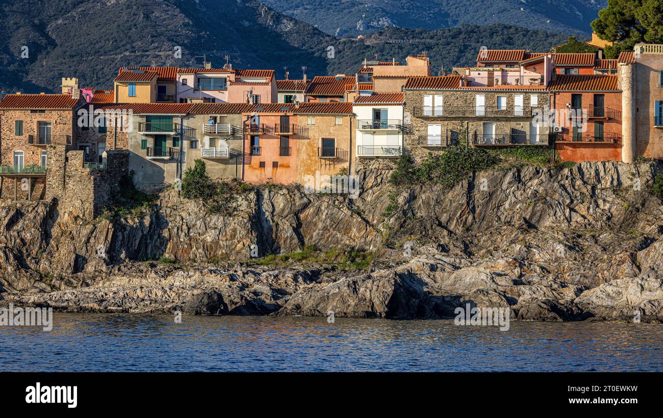 Anciennes maisons de pêcheurs sur une falaise. Collioure, Occitanie, France. Banque D'Images