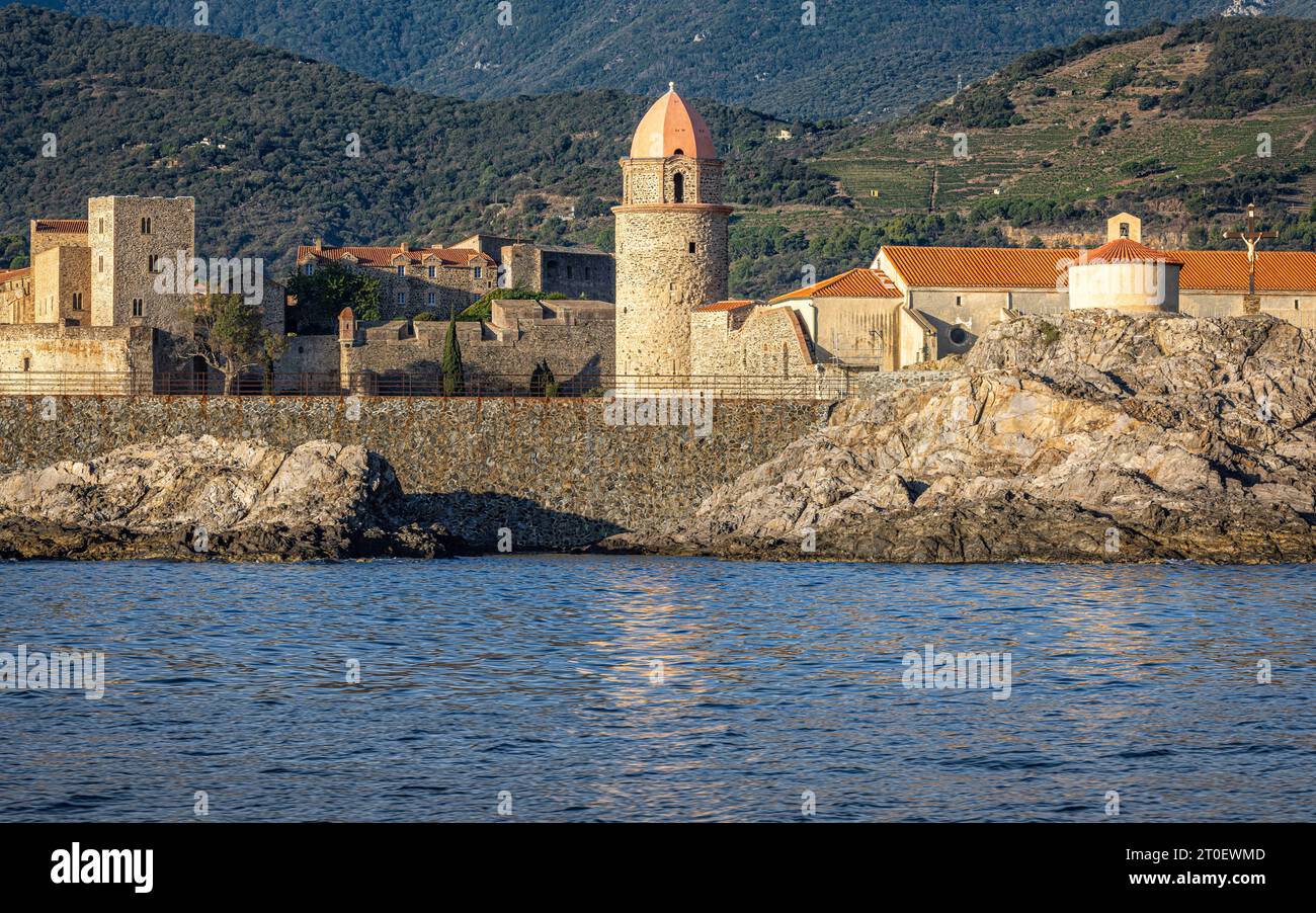 Église et château des rois de Majorque derrière la jetée du port. Collioure, Occitanie, France. Banque D'Images