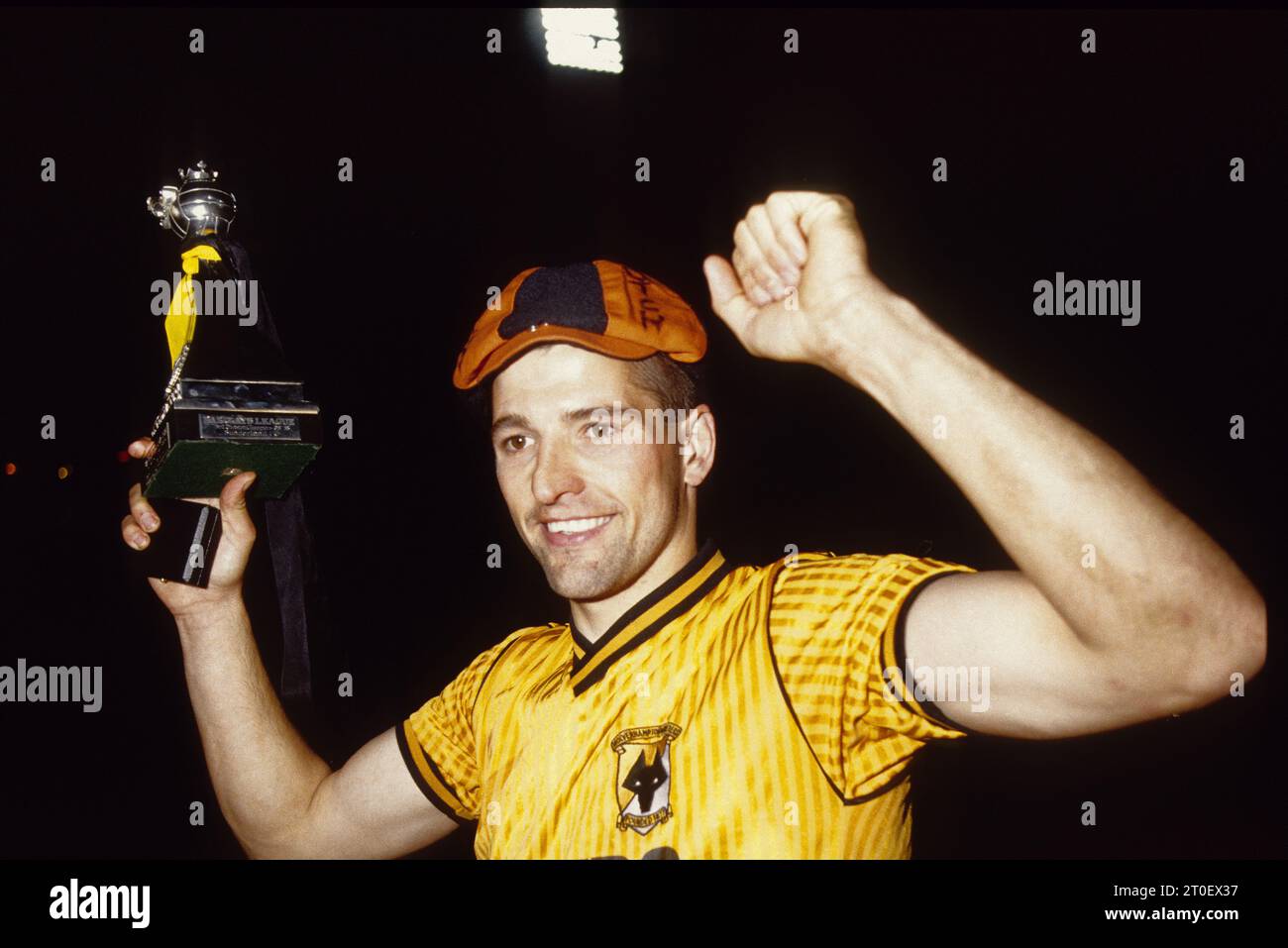 Wolves Steve Bull célèbre sa victoire au championnat de la 3e division après avoir tiré 2-2 avec Sheffield Utd à Molineux 9/5/89 Banque D'Images