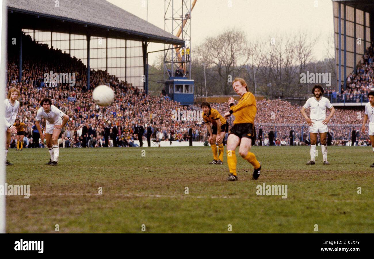 Demi-finale de la FA Cup Spurs v Wolves à Hillsbrough. Wille Carr marque depuis le spot de penalt. Banque D'Images