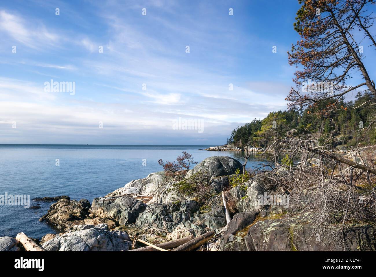 Panorama du paysage côtier par une journée ensoleillée. Paysage idyllique de la côte ouest canadienne avec océan pacifique, falaises rocheuses et arbres à feuilles persistantes. West Vancouver, Li Banque D'Images