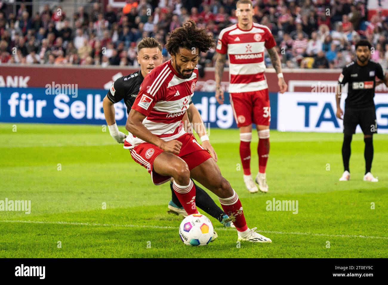 06.10.2023, MERKUR SPIEL-ARENA, DÜSSELDORF, GER, 2. FBL, Fortuna Düsseldorf/Duesseldorf vs VfL Osnabrück/Osnabrueck im Bild : Zweikampf zwischen Emmanuel Iyoha (Fortuna Düsseldorf/Duesseldorf, #19) und Erik Engelhardt (VfL Osnabrück/Osnabrueck,#9) ; Ganzkörper/Ganzkoerper ; ball am fuss ; Foto © nordl utilisation de photographies vidéo et quasi-Christian image quasi-DFL photo shulze photo shuss Banque D'Images