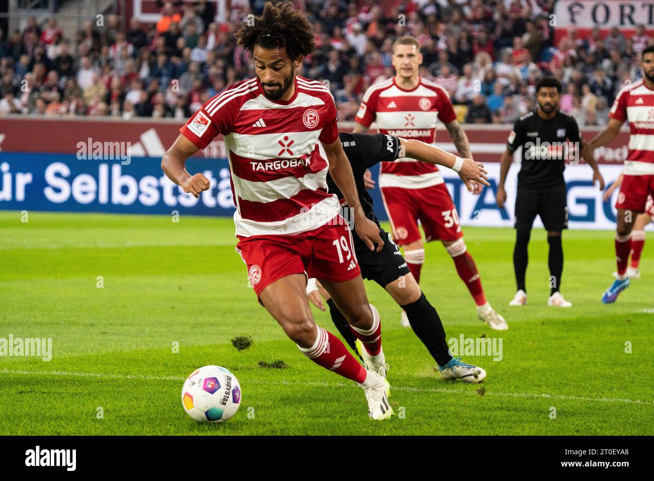06.10.2023, MERKUR SPIEL-ARENA, DÜSSELDORF, GER, 2. FBL, Fortuna Düsseldorf/Duesseldorf vs VfL Osnabrück/Osnabrueck im Bild : Zweikampf zwischen Emmanuel Iyoha (Fortuna Düsseldorf/Duesseldorf, #19) und Erik Engelhardt (VfL Osnabrück/Osnabrueck,#9) ; Ganzkörper/Ganzkoerper ; ball am fuss ; Foto © nordl utilisation de photographies vidéo et quasi-Christian image quasi-DFL photo shulze photo shuss Banque D'Images