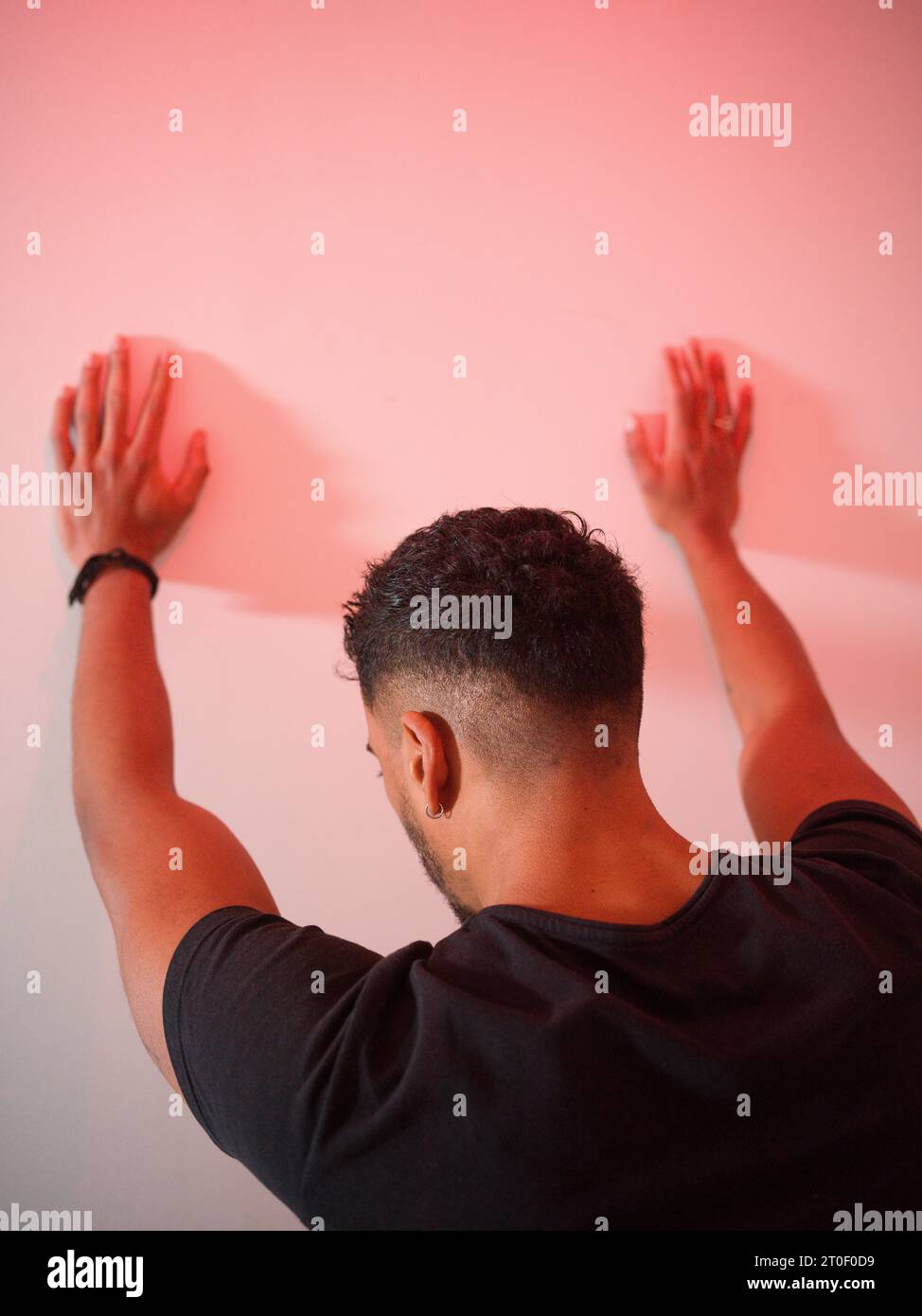 Homme non binaire avec t-shirt noir Banque D'Images