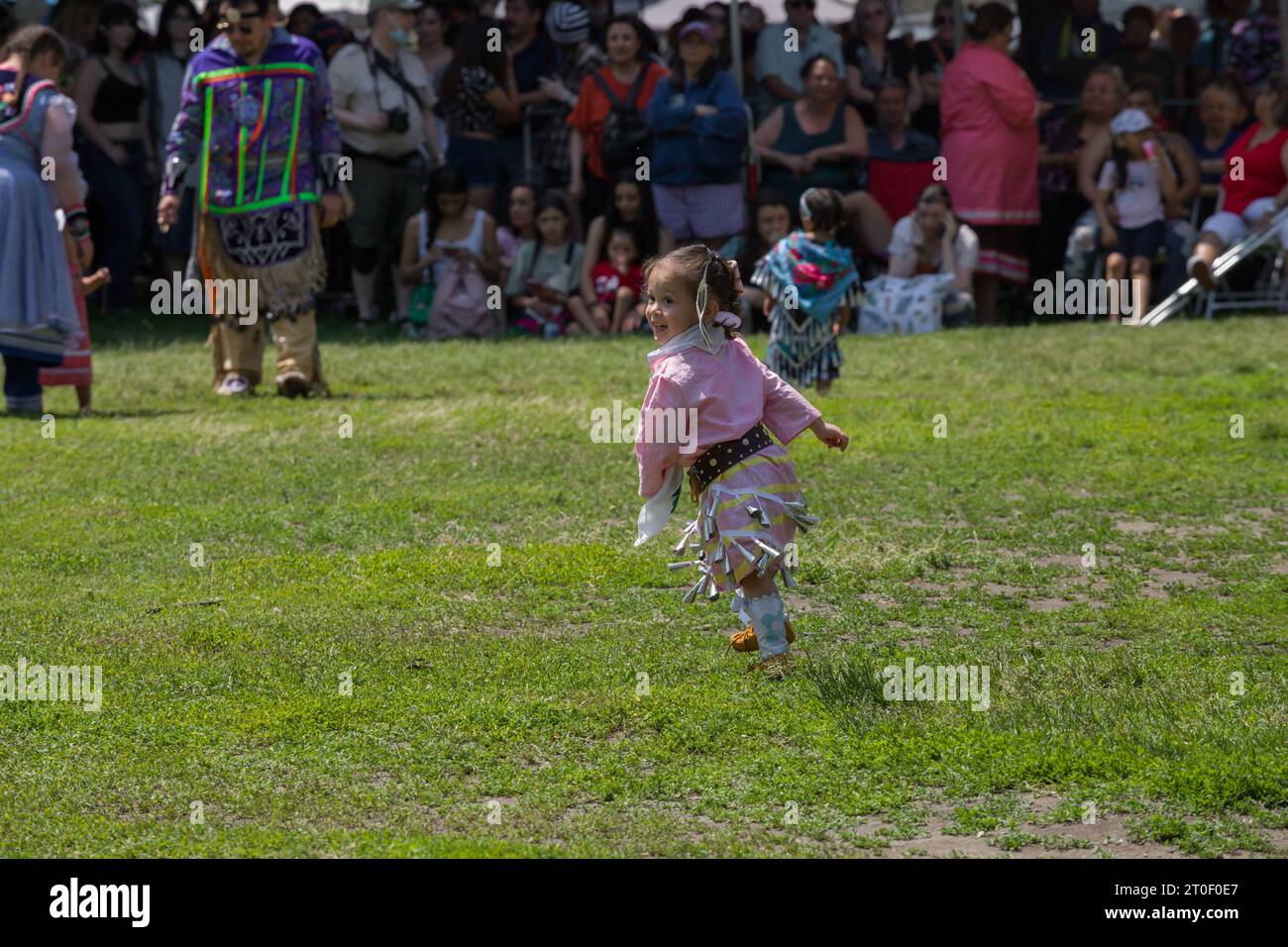 Festival de danse traditionnel Pow Wow. Une journée complète de danse, de tambours et de spectacles. les enfants des premières nations dansent en vêtements traditionnels Banque D'Images