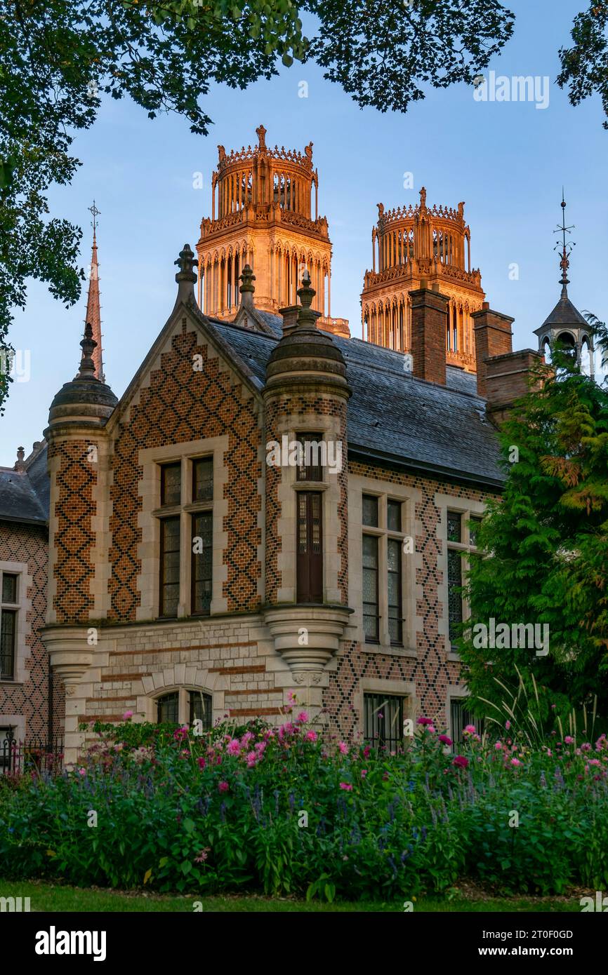 L'Hotel Groslot est un manoir privé datant du 16e siècle. Vue depuis le jardin, derrière lui les tours de la cathédrale Sainte-Croix. Banque D'Images