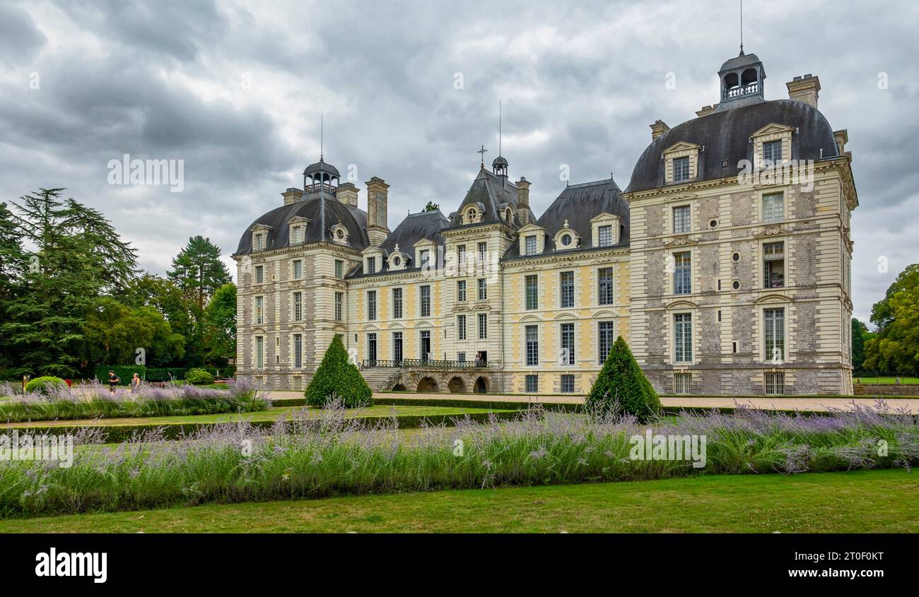 Le château de Cheverny est un château de la Loire situé sur la commune de Cheverny, à quelques kilomètres au sud de la ville de Blois. Le château a été construit pour le comte Henri Hurault, entre 1620 et 1630 dans le style baroque néoclassique et est toujours habité par ses descendants, la famille Hurault de Vibraye. Banque D'Images