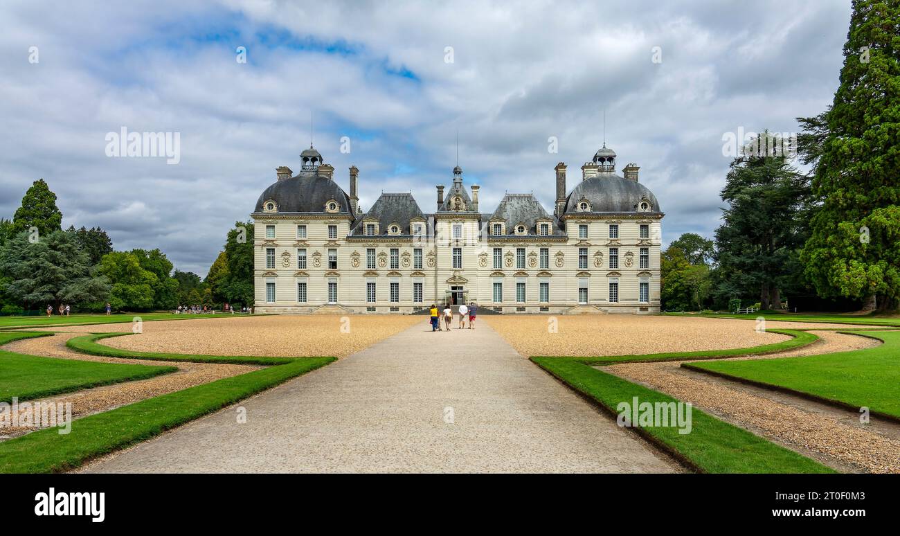 Le château de Cheverny est un château de la Loire situé sur la commune de Cheverny, à quelques kilomètres au sud de la ville de Blois. Le château a été construit pour le comte Henri Hurault, entre 1620 et 1630 dans le style baroque néoclassique et est toujours habité par ses descendants, la famille Hurault de Vibraye. Banque D'Images