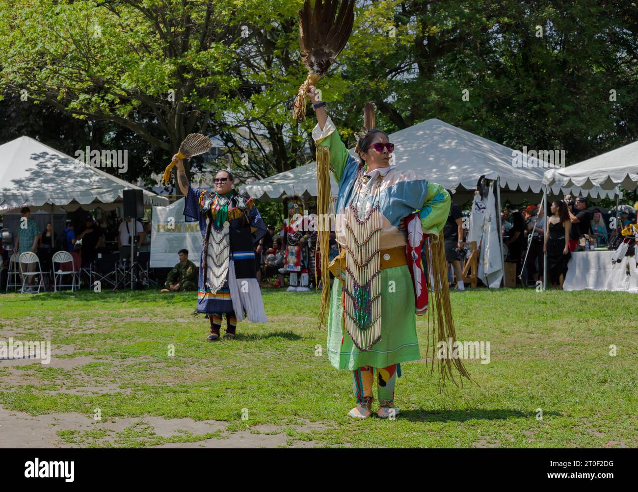 Pow Wow traditionnel en reconnaissance de la Journée nationale des peuples autochtones du Canada. journée de danse, de tambours et de spectacles. Femme dansant Banque D'Images