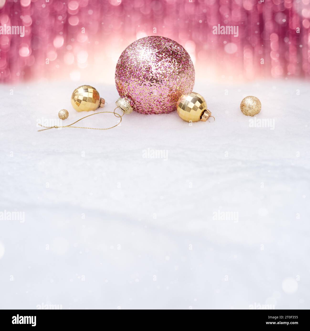 Fond de Noël avec boules roses sur neige Banque D'Images