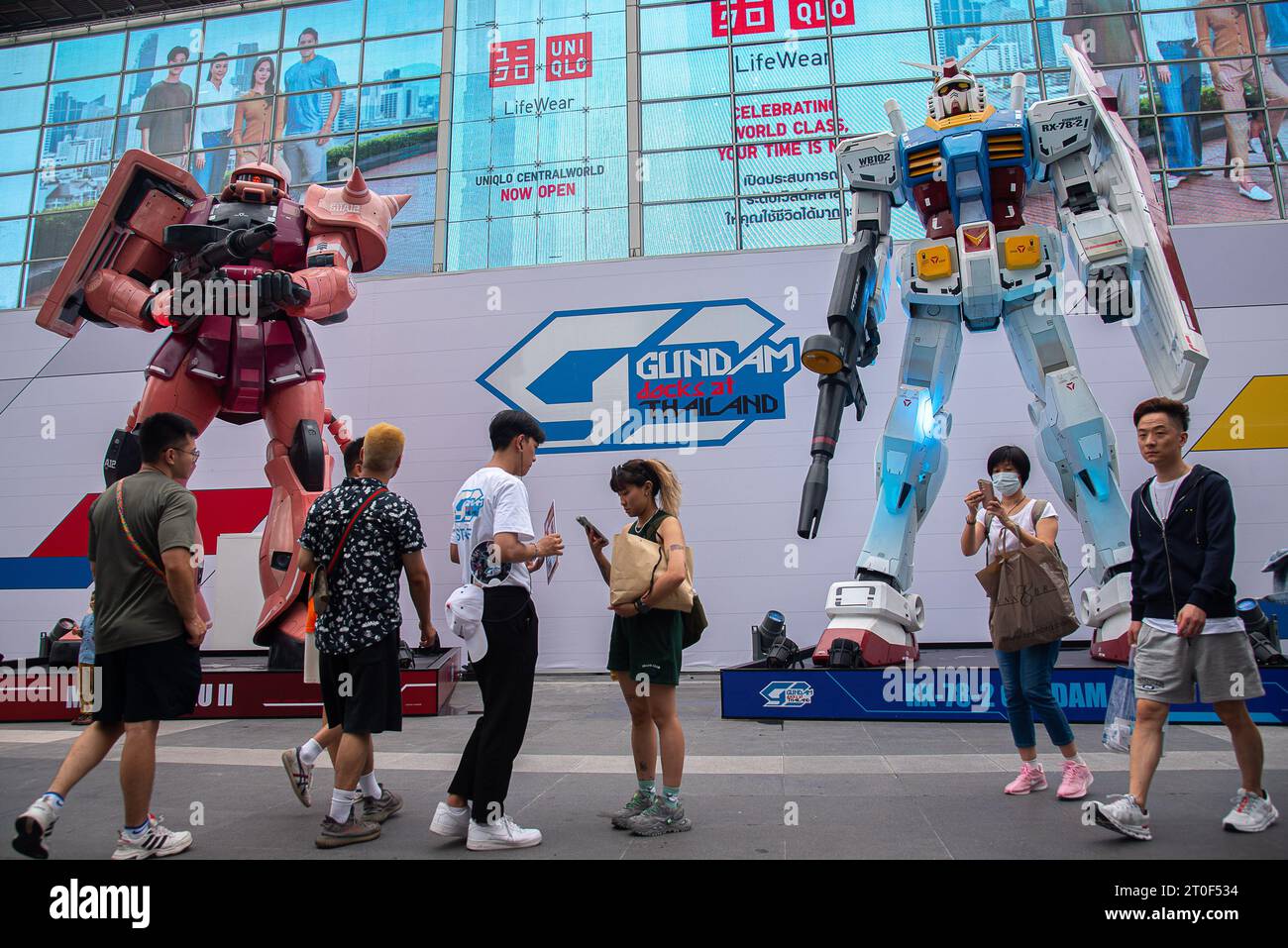 Bangkok, Thaïlande. 06 octobre 2023. Les visiteurs ont vu passer devant les statues RX-78-2 Gundam et MS-06S ZAKU II de 6 mètres au cours d'une exposition. Centralworld organise pour la première fois des docks Gundam en Thaïlande dans le centre commercial de Bangkok, et la plus grande exposition Gundam en Thaïlande présente les statues RX-78-2 GUNDAM et MS-06S ZAKU II de 6 mètres, de grandes expositions liées à Gundam. (Photo de Peerapon Boonyakiat/SOPA Images/Sipa USA) crédit : SIPA USA/Alamy Live News Banque D'Images