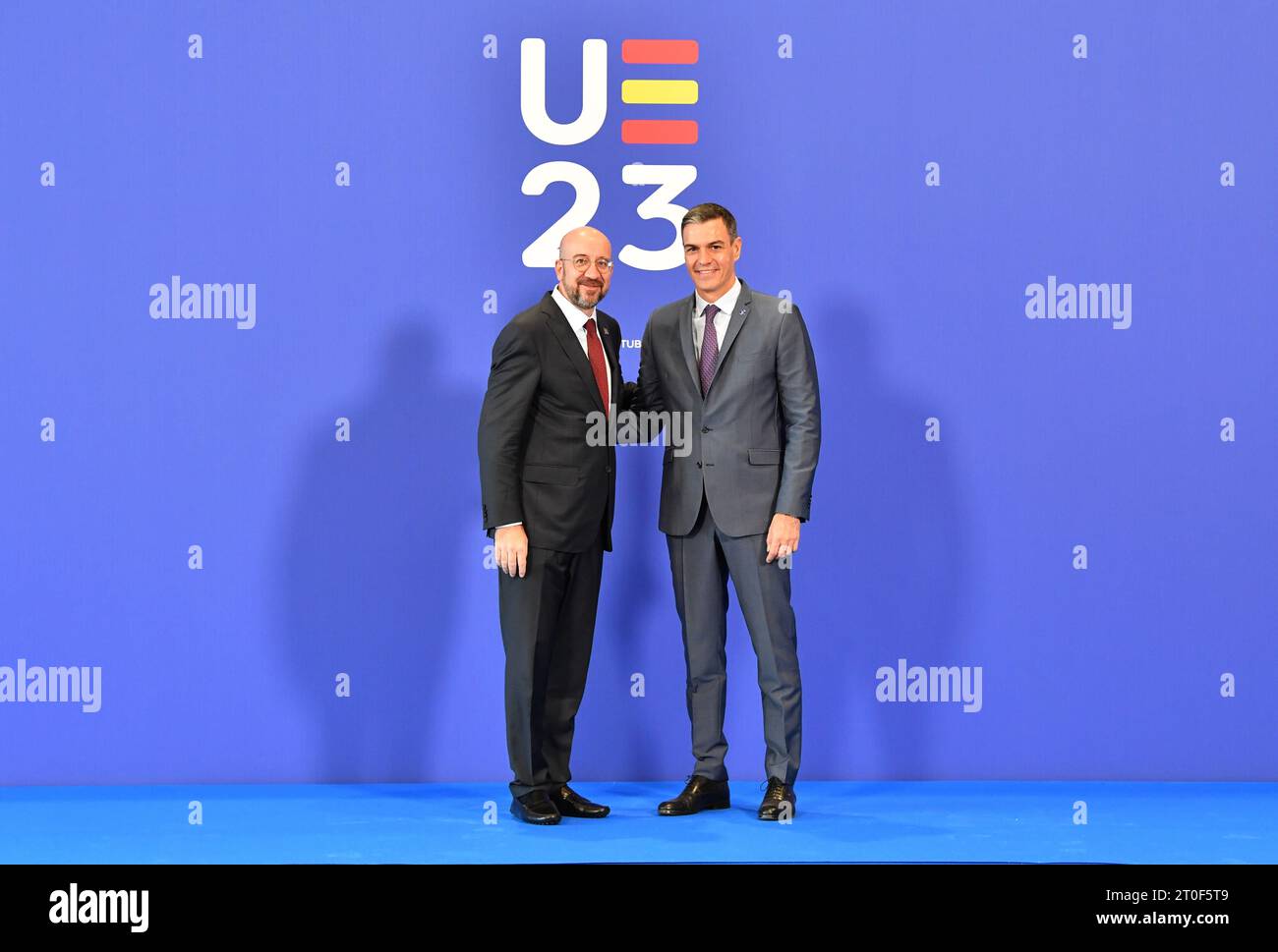 Grenade, Espagne. 6 octobre 2023. Le Premier ministre par intérim espagnol Pedro Sanchez (à droite) accueille le président du Conseil européen Charles Michel à son arrivée pour un sommet informel de l'Union européenne (UE) à Grenade, en Espagne, le 6 octobre 2023. Les dirigeants des États membres de l'Union européenne (UE) se sont réunis ici vendredi pour le sommet informel afin de discuter de la stratégie future du bloc et de son élargissement. Crédit : Lian Yi/Xinhua/Alamy Live News Banque D'Images