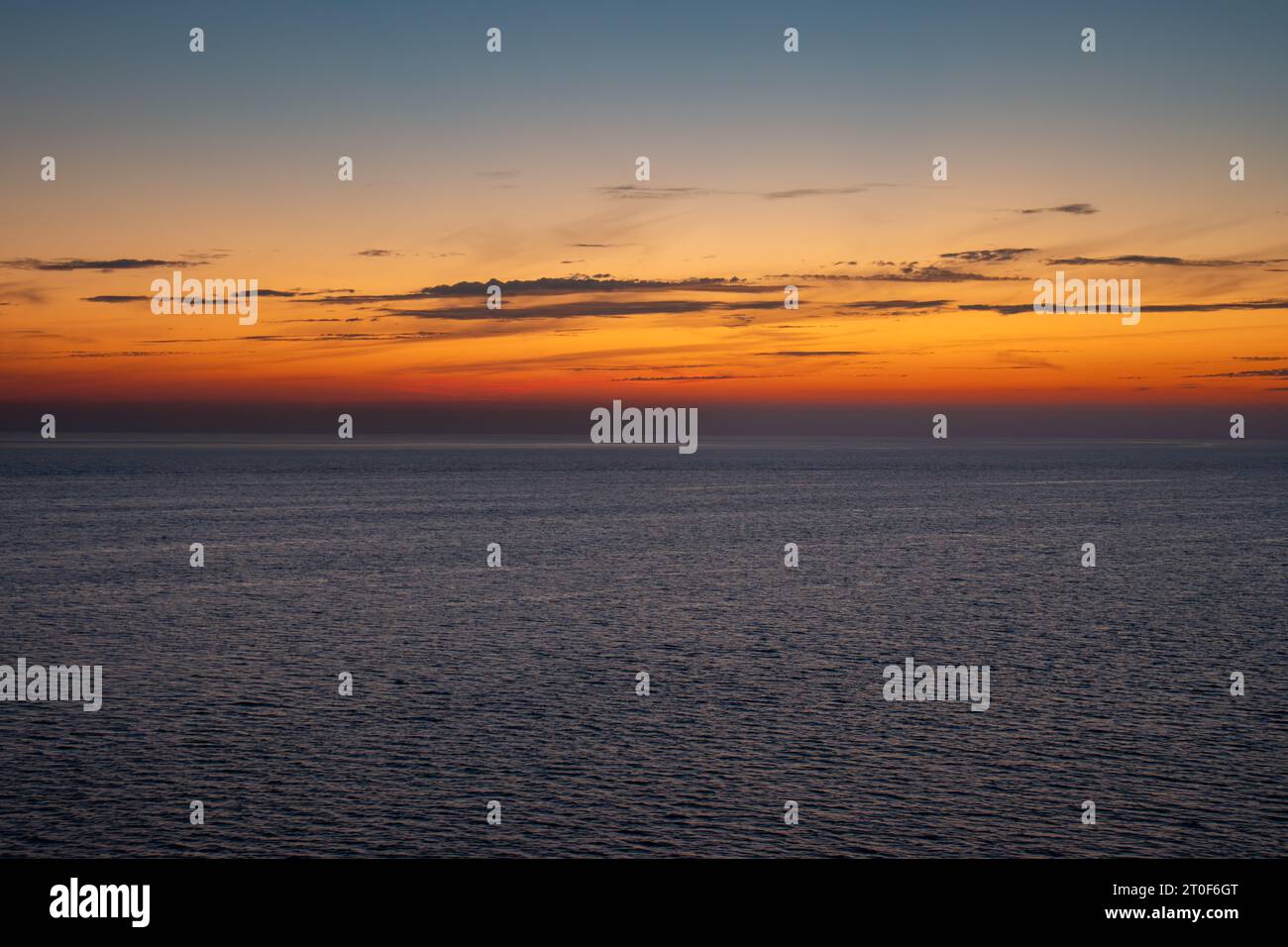 Espectaculares colores del atardecer en el cielo y el mar desde un crucero, Noruega Banque D'Images