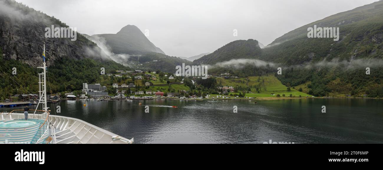 Panorámica del pueblo de Geiranger llegando en crucero, uno de los lugares más concurridos del país con un entorno espectacular, Noruega Banque D'Images