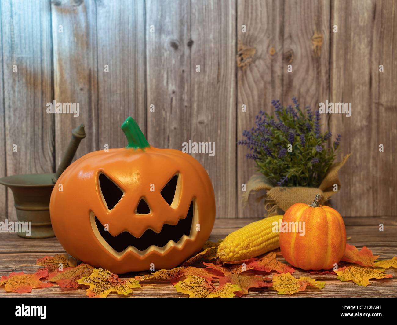 Lanterne tête de citrouille Halloween avec des bougies une citrouille sur fond en bois Banque D'Images