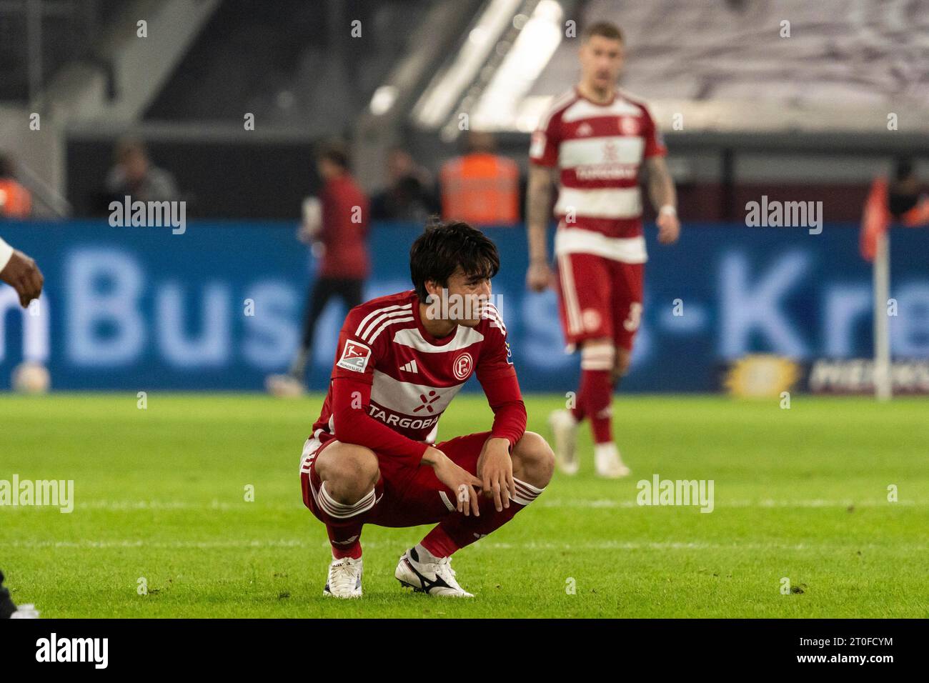 06.10.2023, MERKUR SPIEL-ARENA, DÜSSELDORF, GER, 2. FBL, Fortuna Düsseldorf/Duesseldorf vs VfL Osnabrück/Osnabrueck im Bild : Takashi Uchino (Fortuna Düsseldorf/Duesseldorf, #41) enttäuscht nach dem Spiel, sauer, traurig, lässt den Kopf hängen, Gestik, Mimik, Emotionen Foto © nordphoto GmbH/Christian Schulze les règlements DFL interdisent toute utilisation de séquences vidéo ou quasi-images Banque D'Images