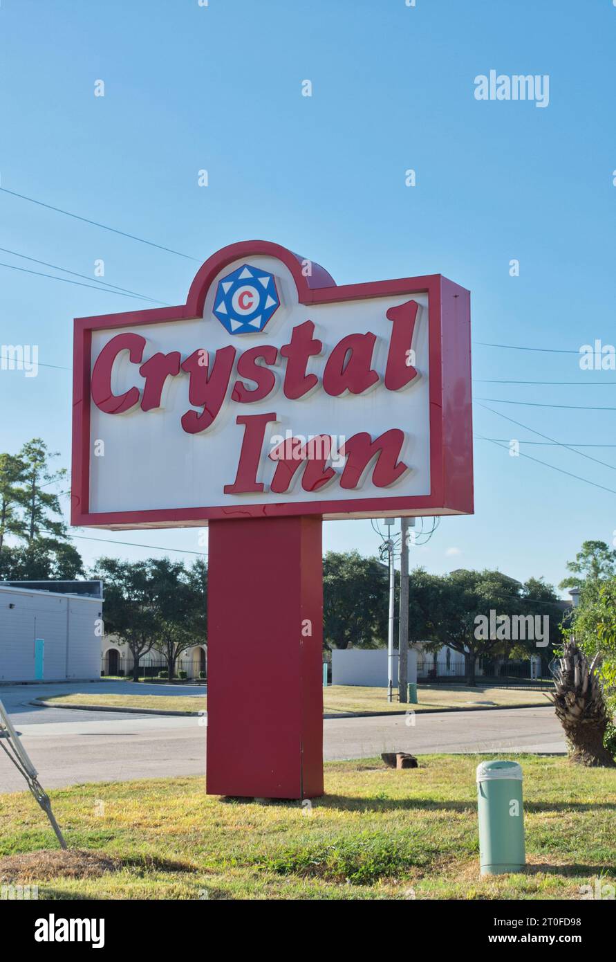 Houston, Texas États-Unis 09-24-2023 : panneau de motel Crystal Inn près de la route à Houston, TX. Chaîne hôtelière fondée en Utah en 1994. Banque D'Images