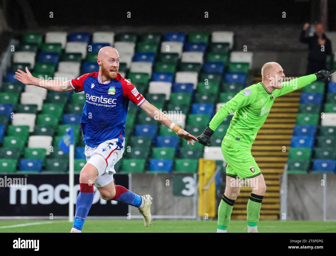 Windsor Park, Belfast, Irlande du Nord, Royaume-Uni. 06 octobre 2023. Sports Direct Premiership – Linfield v Glentoran. Action de la Premiership irlandaise du match de ce soir à Belfast. (Linfield en bleu). Chris Shields place Linfield 1-0 en tête. Crédit : CAZIMB/Alamy Live News. Banque D'Images