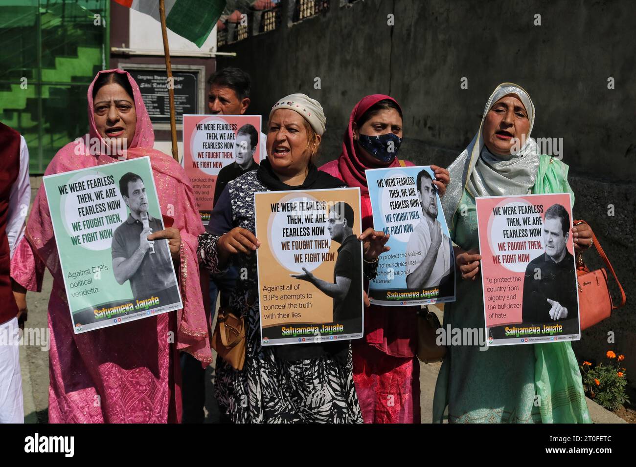 Srinagar, Inde. 06 octobre 2023. 06 octobre 2023, Srinagar Cachemire, Inde : des membres du Jammu and Kashmir Pradesh Congress Committee (JKPCC) tiennent des affiches lors d'une manifestation à Srinagar. L'unité du Cachemire du Congrès national indien protestait contre le parti Bharatiya Janata au pouvoir pour avoir affiché une photo du dirigeant du Congrès Rahul Gandhi dans le rôle de Ravana, un démon selon la mythologie hindoue. Le 06 octobre 2023 à Srinagar Cachemire, Inde. (Photo de Firdous Nazir/Eyepix Group) crédit : EYEPIX Group/Alamy Live News Banque D'Images