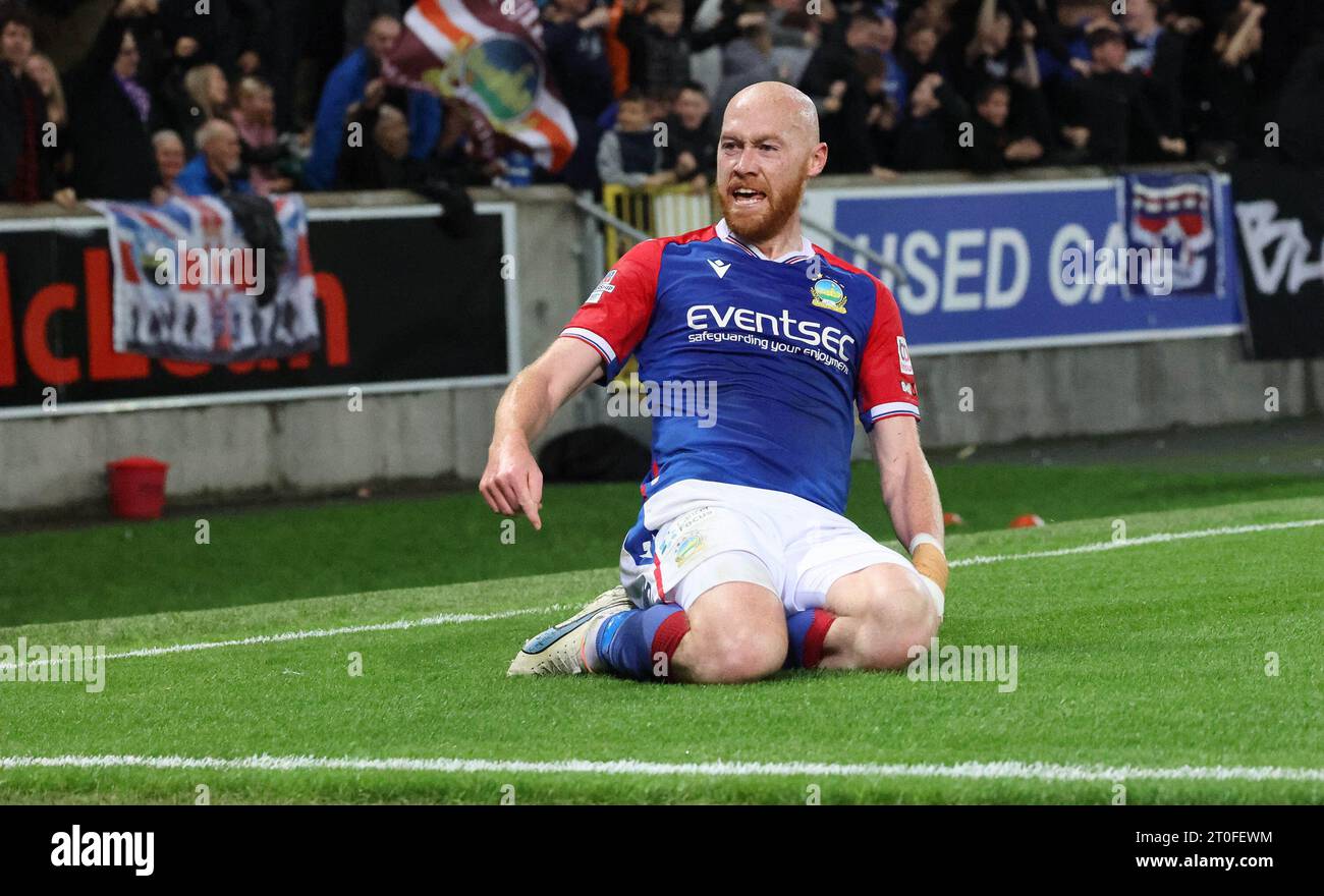 Windsor Park, Belfast, Irlande du Nord, Royaume-Uni. 06 octobre 2023. Sports Direct Premiership – Linfield v Glentoran. Action de la Premiership irlandaise du match de ce soir à Belfast. (Linfield en bleu). Chris Shields place Linfield 1-0 en tête. Crédit : CAZIMB/Alamy Live News. Banque D'Images