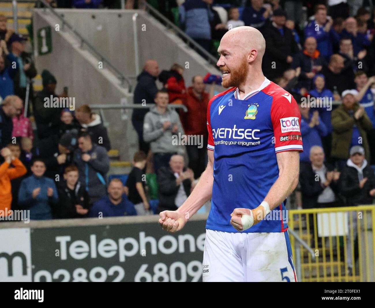 Windsor Park, Belfast, Irlande du Nord, Royaume-Uni. 06 octobre 2023. Sports Direct Premiership – Linfield v Glentoran. Action de la Premiership irlandaise du match de ce soir à Belfast. (Linfield en bleu). Chris Shields place Linfield 1-0 en tête. Crédit : CAZIMB/Alamy Live News. Banque D'Images