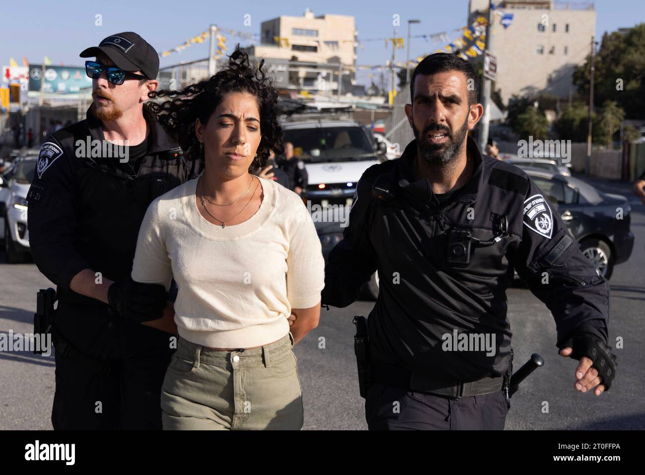 Protestation contre les politiques israéliennes de déplacement à Jérusalem la police israélienne a arrêté 5 manifestants lors de la manifestation hebdomadaire contre l'occupation et le déplacement de familles dans le quartier de Sheikh Jarrah sous prétexte de hisser le drapeau palestinien. Il convient de noter que, depuis cinq semaines, la police israélienne empêche le lever du drapeau palestinien et attaque et arrête toutes les personnes portant le drapeau palestinien. À Jérusalem le 6 octobre 2023. Photo par faiz abu rmeleh Copyright : xfaizxabuxrmelehx 0G6A7665 copie 15 crédit : Imago/Alamy Live News Banque D'Images
