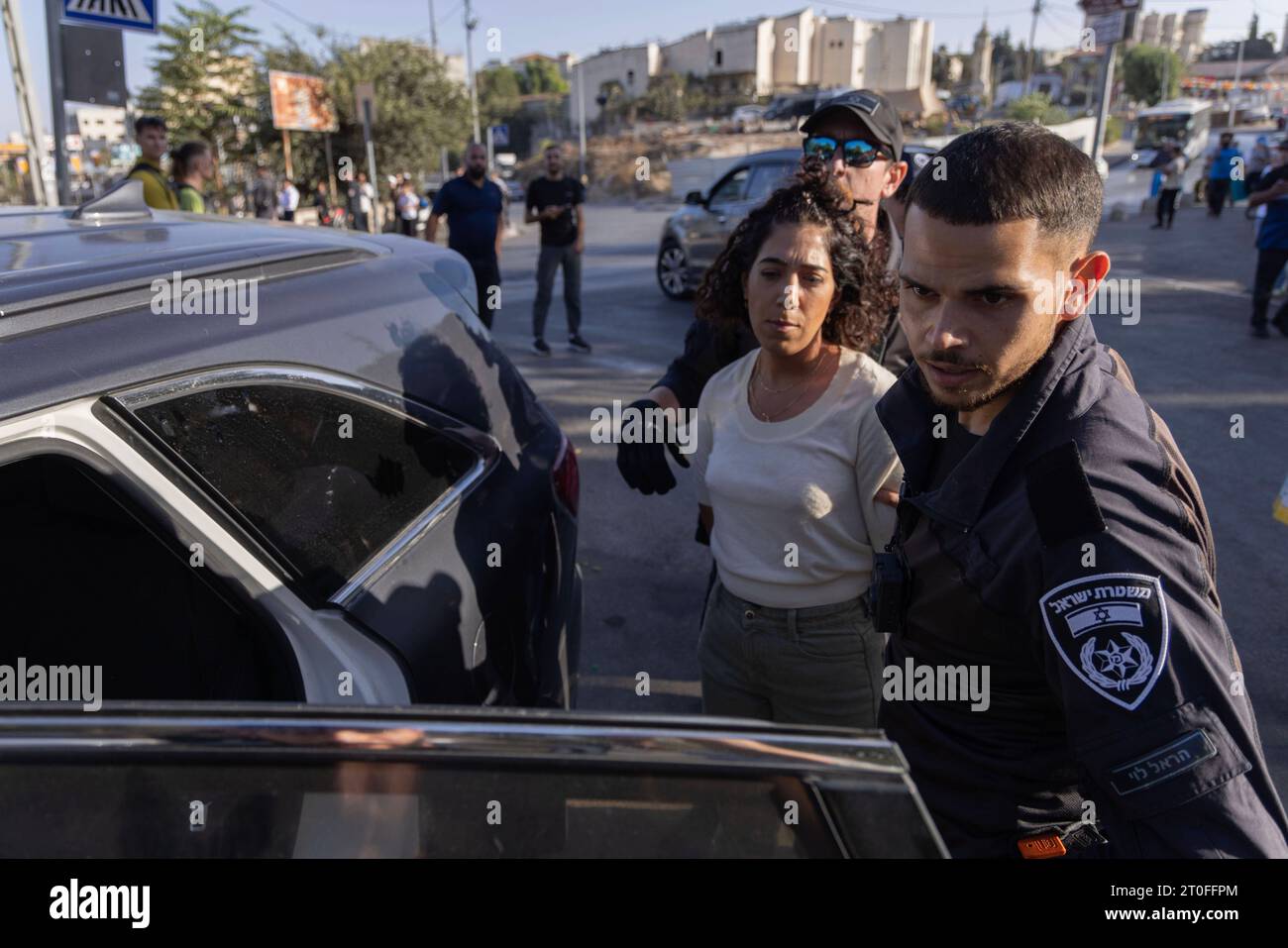 Protestation contre les politiques israéliennes de déplacement à Jérusalem la police israélienne a arrêté 5 manifestants lors de la manifestation hebdomadaire contre l'occupation et le déplacement de familles dans le quartier de Sheikh Jarrah sous prétexte de hisser le drapeau palestinien. Il convient de noter que, depuis cinq semaines, la police israélienne empêche le lever du drapeau palestinien et attaque et arrête toutes les personnes portant le drapeau palestinien. À Jérusalem le 6 octobre 2023. Photo par faiz abu rmeleh Copyright : xfaizxabuxrmelehx 0G6A7665 copie 12 crédit : Imago/Alamy Live News Banque D'Images