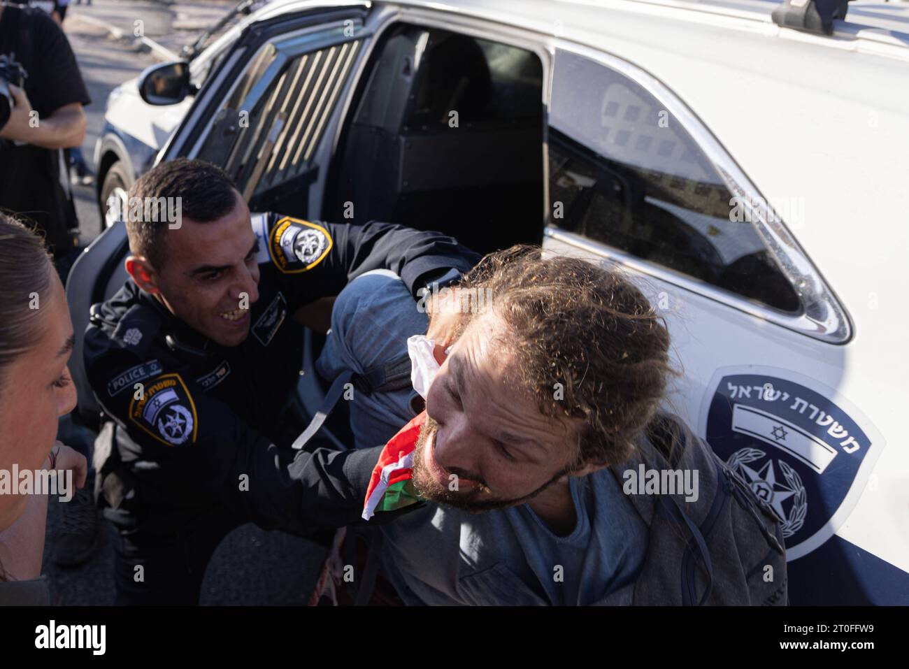 Protestation contre les politiques israéliennes de déplacement à Jérusalem la police israélienne a arrêté 5 manifestants lors de la manifestation hebdomadaire contre l'occupation et le déplacement de familles dans le quartier de Sheikh Jarrah sous prétexte de hisser le drapeau palestinien. Il convient de noter que, depuis cinq semaines, la police israélienne empêche le lever du drapeau palestinien et attaque et arrête toutes les personnes portant le drapeau palestinien. À Jérusalem le 6 octobre 2023. Photo par faiz abu rmeleh Copyright : xfaizxabuxrmelehx 0G6A7665 copie 22 crédit : Imago/Alamy Live News Banque D'Images