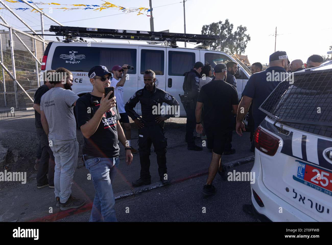 Protestation contre les politiques israéliennes de déplacement à Jérusalem la police israélienne a arrêté 5 manifestants lors de la manifestation hebdomadaire contre l'occupation et le déplacement de familles dans le quartier de Sheikh Jarrah sous prétexte de hisser le drapeau palestinien. Il convient de noter que, depuis cinq semaines, la police israélienne empêche le lever du drapeau palestinien et attaque et arrête toutes les personnes portant le drapeau palestinien. À Jérusalem le 6 octobre 2023. Photo par faiz abu rmeleh Copyright : xfaizxabuxrmelehx 0G6A7665 copie 20 crédit : Imago/Alamy Live News Banque D'Images