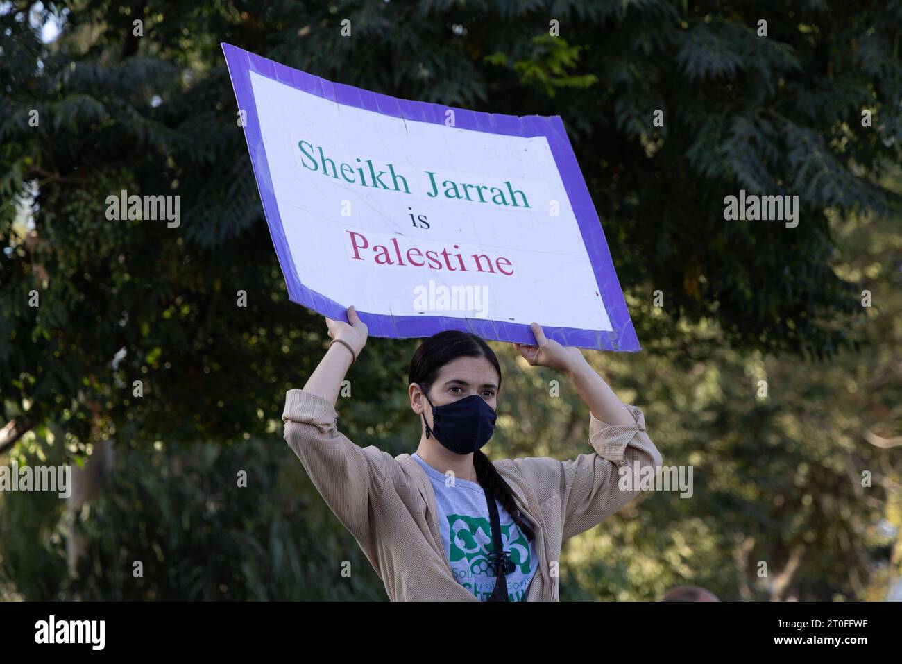 Protestation contre les politiques israéliennes de déplacement à Jérusalem la police israélienne a arrêté 5 manifestants lors de la manifestation hebdomadaire contre l'occupation et le déplacement de familles dans le quartier de Sheikh Jarrah sous prétexte de hisser le drapeau palestinien. Il convient de noter que, depuis cinq semaines, la police israélienne empêche le lever du drapeau palestinien et attaque et arrête toutes les personnes portant le drapeau palestinien. À Jérusalem le 6 octobre 2023. Photo par faiz abu rmeleh Copyright : xfaizxabuxrmelehx 0G6A7665 copie 2 crédit : Imago/Alamy Live News Banque D'Images