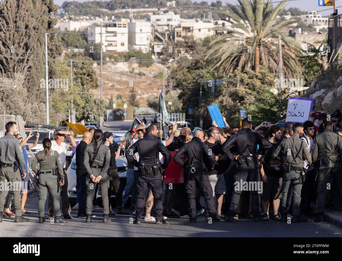 Protestation contre les politiques israéliennes de déplacement à Jérusalem la police israélienne a arrêté 5 manifestants lors de la manifestation hebdomadaire contre l'occupation et le déplacement de familles dans le quartier de Sheikh Jarrah sous prétexte de hisser le drapeau palestinien. Il convient de noter que, depuis cinq semaines, la police israélienne empêche le lever du drapeau palestinien et attaque et arrête toutes les personnes portant le drapeau palestinien. À Jérusalem le 6 octobre 2023. Photo par faiz abu rmeleh Copyright : xfaizxabuxrmelehx 0G6A7665 copie 19 crédit : Imago/Alamy Live News Banque D'Images