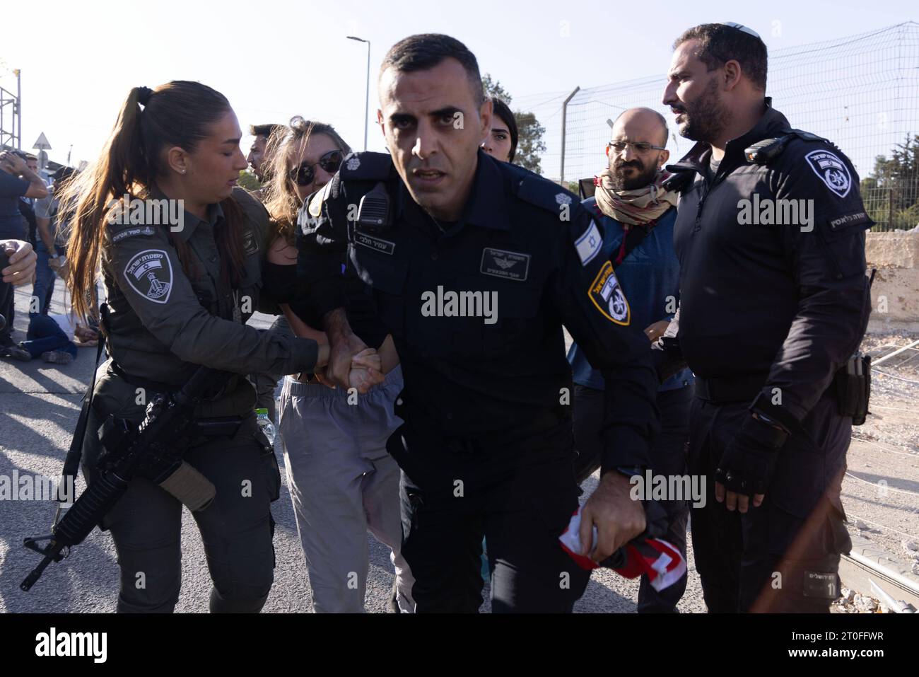 Protestation contre les politiques israéliennes de déplacement à Jérusalem la police israélienne a arrêté 5 manifestants lors de la manifestation hebdomadaire contre l'occupation et le déplacement de familles dans le quartier de Sheikh Jarrah sous prétexte de hisser le drapeau palestinien. Il convient de noter que, depuis cinq semaines, la police israélienne empêche le lever du drapeau palestinien et attaque et arrête toutes les personnes portant le drapeau palestinien. À Jérusalem le 6 octobre 2023. Photo par faiz abu rmeleh Copyright : xfaizxabuxrmelehx 0G6A7665 copie 28 crédit : Imago/Alamy Live News Banque D'Images