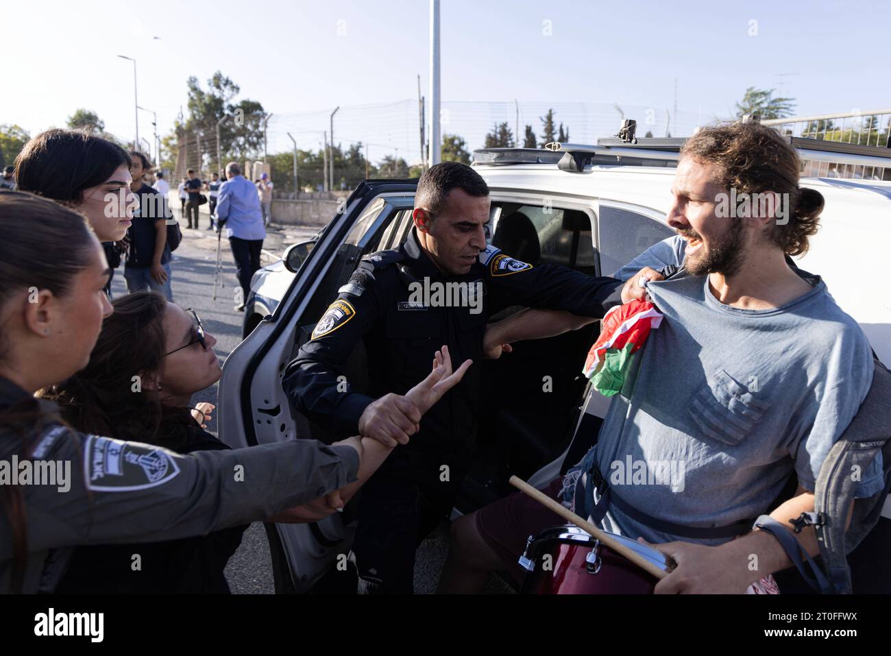 Protestation contre les politiques israéliennes de déplacement à Jérusalem la police israélienne a arrêté 5 manifestants lors de la manifestation hebdomadaire contre l'occupation et le déplacement de familles dans le quartier de Sheikh Jarrah sous prétexte de hisser le drapeau palestinien. Il convient de noter que, depuis cinq semaines, la police israélienne empêche le lever du drapeau palestinien et attaque et arrête toutes les personnes portant le drapeau palestinien. À Jérusalem le 6 octobre 2023. Photo par faiz abu rmeleh Copyright : xfaizxabuxrmelehx 0G6A7665 copie 27 crédit : Imago/Alamy Live News Banque D'Images