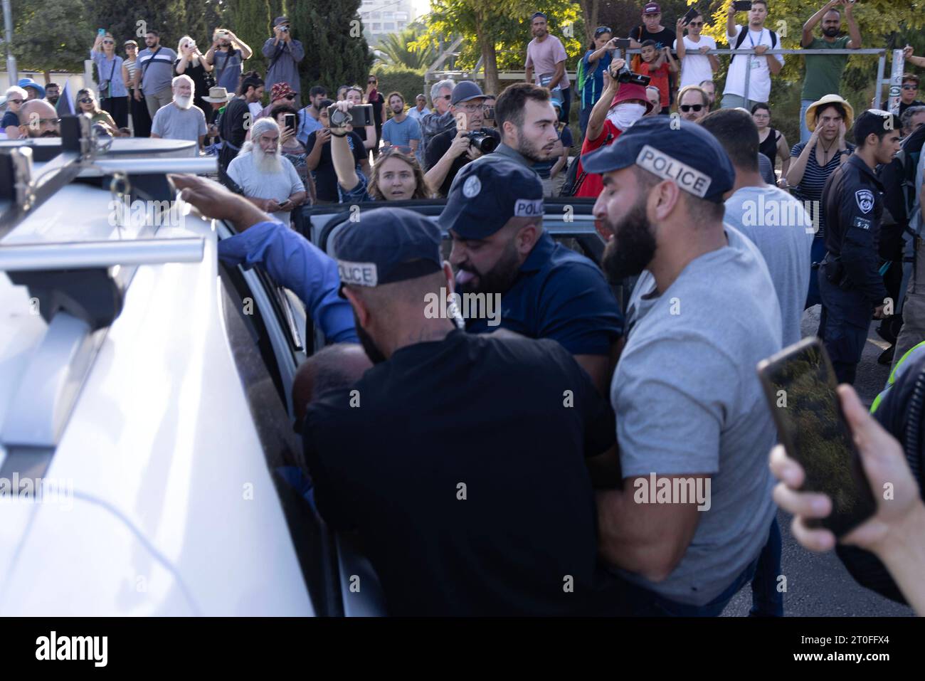 Protestation contre les politiques israéliennes de déplacement à Jérusalem la police israélienne a arrêté 5 manifestants lors de la manifestation hebdomadaire contre l'occupation et le déplacement de familles dans le quartier de Sheikh Jarrah sous prétexte de hisser le drapeau palestinien. Il convient de noter que, depuis cinq semaines, la police israélienne empêche le lever du drapeau palestinien et attaque et arrête toutes les personnes portant le drapeau palestinien. À Jérusalem le 6 octobre 2023. Photo par faiz abu rmeleh Copyright : xfaizxabuxrmelehx 0G6A7665 copie 3 crédit : Imago/Alamy Live News Banque D'Images